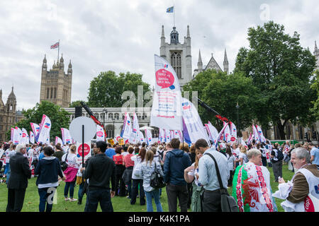 Londra, Regno Unito. , . Royal College of Nursing Smash il cappuccio la dimostrazione in piazza del Parlamento, Londra, Inghilterra, Regno Unito. Credito: Benjamin John/ Alamy Live News Foto Stock