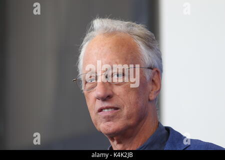 Venezia, Italia. 6 Settembre 2017. Eric Olson si pone durante la fotocellula del film 'Wormwood' durante il 74a Festival Internazionale del Cinema di Venezia al Lido di Venezia il 6 settembre 2017. Credit: Andrea Spinelli/Alamy Live News Foto Stock