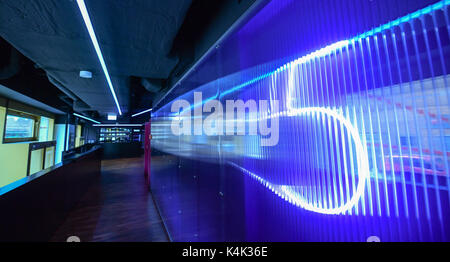 Berlino, Germania. 06 Sep, 2017. Il foyer è illuminato in blu in Delphi cinema Lux a Berlino, Germania, 06 settembre 2017. La grande apertura del nuovo cinema avverrà il 06 settembre 2017. Foto: Jens Kalaene/dpa-Zentralbild/dpa/Alamy Live News Foto Stock