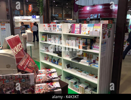 Un russo stand alla fiera internazionale del libro di Mosca, Russia, 06 settembre 2017. Circa 600 editori da 39 paesi partecipano a la più grande fiera del libro in Russia e nell'ex Unione Sovietica, che è su fino al 10 settembre 2017. Foto: Friedemann Kohler/dpa Foto Stock