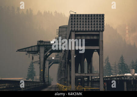 Bonneville, Stati Uniti d'America. 05 Sep, 2017. Fumo pesante dalla Eagle Creek Fire sovrasta la Bonneville Lock & complesso diga sul fiume Columbia Settembre 5, 2017 a Bonneville, Oregon. Il fuoco sta bruciando 30.000 acri di foresta deselezionata nella Columbia River Gorge National scenic area. Credito: Planetpix/Alamy Live News Foto Stock