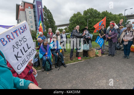 5 settembre 2017 - Londra, Regno Unito - Londra, Regno Unito. 5 settembre 2017. Un Quaker meeting al lato della strada il secondo giorno di proteste contro il mondo la più grande fiera di armi detenute nelle Docklands di Londra. Il 'Nessuna fede nella guerra' giorno era una serie di eventi organizzati da vari gruppi di fede. Prima del mio arrivo vi era stato un lock-in sull'approccio road arrestando le consegne provenienti per impostare il giusto attraverso la porta est. Questa è stata seguita da una riunione di Quaker a lato della strada durante la quale un certo numero di persone che stavano in piedi o seduto per bloccare la strada e diversi che si è rifiutato di muoversi erano stati arrestati. Quindi quattro Foto Stock