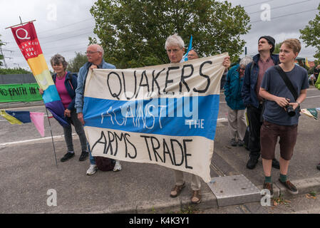 5 settembre 2017 - Londra, Regno Unito - Londra, Regno Unito. 5 settembre 2017. Quaccheri contro il commercio di armi banner al secondo giorno di proteste contro il mondo la più grande fiera di armi detenute nelle Docklands di Londra. Il 'Nessuna fede nella guerra' giorno era una serie di eventi organizzati da vari gruppi di fede. Prima del mio arrivo vi era stato un lock-in sull'approccio road arrestando le consegne provenienti per impostare il giusto attraverso la porta est. Questa è stata seguita da una riunione di Quaker a lato della strada durante la quale un certo numero di persone che stavano in piedi o seduto per bloccare la strada e diversi che si è rifiutato di muoversi erano stati arrestati. Quindi quattro pr Foto Stock