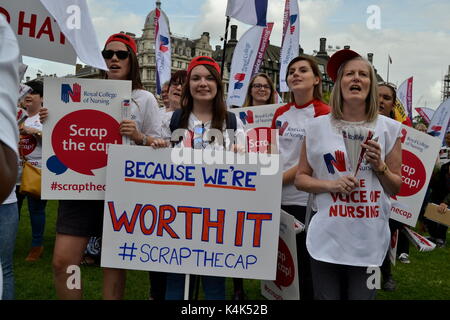 Londra, Regno Unito. 06 Sep, 2017. migliaia di infermieri protesta in Westminster, Londra contro i tagli a pagamento il 6 settembre, 2017 credit: ajit stoppino/alamy live news Foto Stock