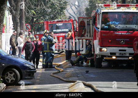 Buenos Aires, Buenos Aires, Argentina. 6 Sep, 2017. Un grave incendio scoppiato in un casamento di La Boca Neighborhood. Tre vigili del fuoco sono stati soffocati e tutti i residenti (basso reddito persone) del complesso di abitazioni sono state evacuate per più di 13 equipaggi di fuoco. Credito: Claudio Santisteban/ZUMA filo/Alamy Live News Foto Stock