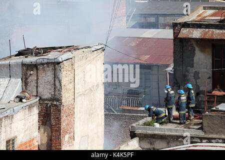 Buenos Aires, Buenos Aires, Argentina. 6 Sep, 2017. Un grave incendio scoppiato in un casamento di La Boca Neighborhood. Tre vigili del fuoco sono stati soffocati e tutti i residenti (basso reddito persone) del complesso di abitazioni sono state evacuate per più di 13 equipaggi di fuoco. Credito: Claudio Santisteban/ZUMA filo/Alamy Live News Foto Stock