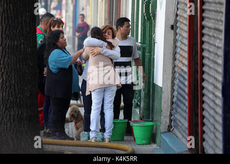 Buenos Aires, Buenos Aires, Argentina. 6 Sep, 2017. Un grave incendio scoppiato in un casamento di La Boca Neighborhood. Tre vigili del fuoco sono stati soffocati e tutti i residenti (basso reddito persone) del complesso di abitazioni sono state evacuate per più di 13 equipaggi di fuoco. Credito: Claudio Santisteban/ZUMA filo/Alamy Live News Foto Stock