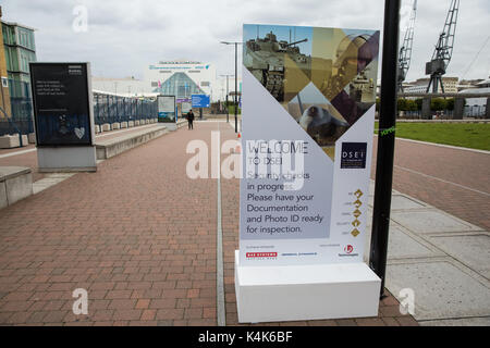 Londra, Regno Unito. 6 Sep, 2017. Un avviso all'entrata dell'ExCel Centre che è in fase di preparazione per la prossima settimana al Salone DSEI arms fair. Credito: Mark Kerrison/Alamy Live News Foto Stock