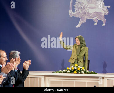Maryam Rajavi, Tirana, Albania. 06 Sep, 2017. Maryam Rajavi congratularmi con Zahra Merrikhi per la sua elezione come nuovo Segretario generale del principio di opposizione iraniano, il popolo del Mojahedin Organizzazione dell'Iran (OMPI/MEK) in uno dei centri di MEK a Tirana il 6 settembre 2017. Merrikhi, un veterano membro dell'OMPI si è impegnata a destinare tutte le risorse della OMPI per stabilire la libertà e la democrazia in Iran. Credito: Siavosh Hosseini/Alamy Live News Foto Stock
