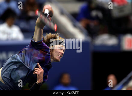 New York, Stati Uniti. 06 Sep, 2017. US Open Tennis: New York, 6 settembre 2017 - Andrey Rublev della Russia serve a Rafael Nadal di Spagna durante i loro quarti di finale corrisponde a US Open a Flushing Meadows, New York. Nadal ha vinto in retta fissa per avanzare alla fase semifinale Credito: Adam Stoltman/Alamy Live News Foto Stock