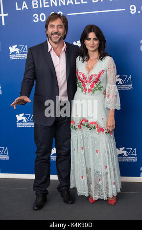 Venezia, Italia. 6 Sep, 2017. Attore Javier Bardem (L) e attrice Penelope Cruz frequentare il photocall del film ' amare Pablo' alla 74a Mostra del Cinema di Venezia a Venezia, Italia, Sett. 6, 2017. Credito: Jin Yu/Xinhua/Alamy Live News Foto Stock