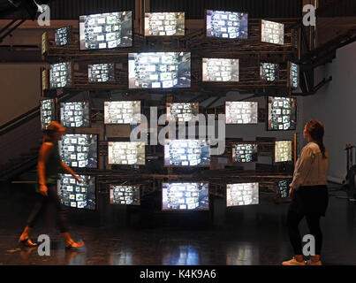 Karlsruhe, Germania. 06 Sep, 2017. L'installazione "Reverie Reset' da Yan Lei da 2016-2017 è esposta nel centro per le arti e la media () ZKM di Karlsruhe in Germania, 06 settembre 2017. L'installazione è parte della mostra "atumsoria. Il ritorno del Real', che è sul display tra il 09 settembre 2017 e il 18 marzo 2018. Foto: Uli Deck/dpa/Alamy Live News Foto Stock