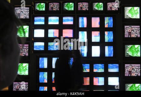 Karlsruhe, Germania. 06 Sep, 2017. L'installazione 'Internet Dream' di Nam June Paik dal 1994 è esposta nel centro per le arti e la media () ZKM di Karlsruhe in Germania, 06 settembre 2017. L'installazione è parte della mostra "atumsoria. Il ritorno del Real', che è sul display tra il 09 settembre 2017 e il 18 marzo 2018. Foto: Uli Deck/dpa/Alamy Live News Foto Stock