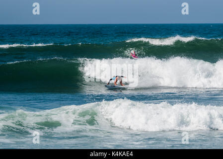 San Clemente, STATI UNITI D'AMERICA. 06 Sep, 2017. Primo Round del surf al 2017 Swatch donna Pro in basso a tralicci, San Onofre State Beach, San Clamente, CA il 06 settembre 2017. Surfer: Lakey Peterson (USA) e Courtney Conlogue (USA). Credito: Benjamin Ginsberg/Alamy Live News Foto Stock