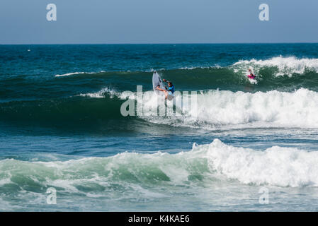 San Clemente, STATI UNITI D'AMERICA. 06 Sep, 2017. Primo Round del surf al 2017 Swatch donna Pro in basso a tralicci, San Onofre State Beach, San Clamente, CA il 06 settembre 2017. Surfer: Lakey Peterson (USA) e Courtney Conlogue (USA). Credito: Benjamin Ginsberg/Alamy Live News Foto Stock