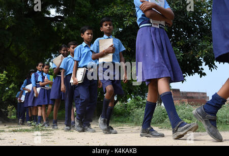 Alahabad, Uttar Pradesh, India. 7 Settembre 2017. Allahabad: Gli studenti vanno in fila mentre vanno a frequentare una classe in una scuola primaria governativa alla vigilia della Giornata Internazionale dell'alfabetizzazione ad Allahabad il 07-09-2017. L'8 settembre è stata dichiarata Giornata Internazionale dell'alfabetizzazione dall'UNESCO il 17 novembre 1965. Il suo scopo è quello di evidenziare l'importanza dell'alfabetizzazione per gli individui, le comunità e le società. Le celebrazioni si svolgono in diversi paesi Credit: Prabhat Kumar Verma/ZUMA Wire/Alamy Live News Foto Stock