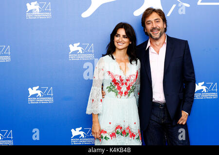 Venezia, Italia. 06 Sep, 2017. Penelope Cruz e Javier Bardem durante il 'amante pablo' photocall a 74a venice international film festival presso il palazzo del casinò on September 06.2017 a venezia, Italia credito: geisler-fotopress/alamy live news Foto Stock