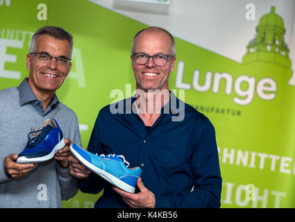 Duessin, Germania. 6 Sep, 2017. I proprietari di affari Ulf (L) e Lars in officina del loro sport vegano produttore di scarpe Lunge in Duessin, Germania, 6 settembre 2017. La Hamburg-impresa fondata, che è stato istituito nel 1913, è stata la produzione dei formatori in un convertito vacca qui stabile per oltre un decennio. La società impiega attualmente una trentina di lavoratori nelle sue Duessin workshop. Foto: Jens Büttner/dpa-Zentralbild/ZB/dpa/Alamy Live News Foto Stock