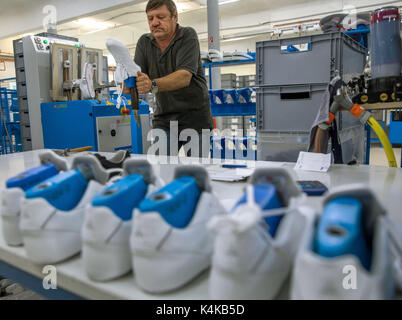 Duessin, Germania. 6 Sep, 2017. Il dipendente lavora sulle scarpe a metà strada attraverso il processo di produzione in officina del vegano Tedesco sports produttore di scarpe Lunge in Duessin, Germania, 6 settembre 2017. La Hamburg-impresa fondata, che è stato istituito nel 1913, è stata la produzione dei formatori in un convertito vacca qui stabile per oltre un decennio. La società impiega attualmente una trentina di lavoratori nelle sue Duessin workshop. Foto: Jens Büttner/dpa-Zentralbild/ZB/dpa/Alamy Live News Foto Stock