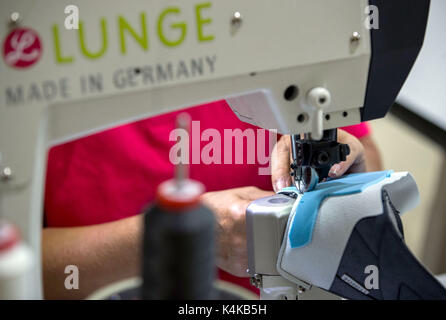 Duessin, Germania. 6 Sep, 2017. Il dipendente lavora sulle scarpe a metà strada attraverso il processo di produzione in officina del vegano Tedesco sports produttore di scarpe Lunge in Duessin, Germania, 6 settembre 2017. La Hamburg-impresa fondata, che è stato istituito nel 1913, è stata la produzione dei formatori in un convertito vacca qui stabile per oltre un decennio. La società impiega attualmente una trentina di lavoratori nelle sue Duessin workshop. Foto: Jens Büttner/dpa-Zentralbild/ZB/dpa/Alamy Live News Foto Stock