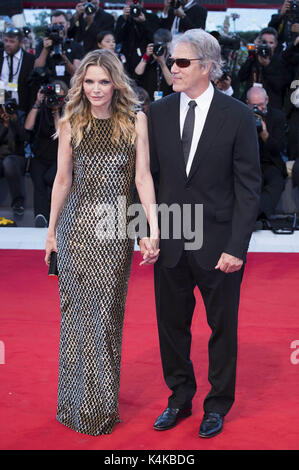 Venezia, Italien. 05 Sep, 2017. Michelle Pfeiffer e David E. Kelley frequentando il 'Maltri!' premiere al 74a Venice International Film Festival presso il Palazzo del Cinema il 05 settembre 2017 a Venezia, Italia | Verwendung weltweit/picture alliance Credit: dpa/Alamy Live News Foto Stock