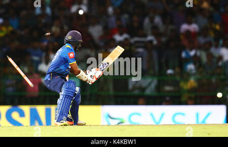 Colombo, Sri Lanka. 6RH sett, 2017. Il governo dello Sri Lanka cricketer Niroshan Dickwella è colpiti da parte dell'India di Bumrah Jasprit durante il loro solo venti20 partita di cricket a R Premadasa Stadium di Colombo il 6 settembre 2017. Credito: Pradeep Dambarage/Alamy Live News Foto Stock