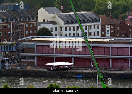 Bristol, Regno Unito. 07Th Sep, 2017. Diners prendere per il cielo in Bristol mediante gru sospese in alto sopra la città. La zona pranzo si sede 22 persone tutti seduti e straped in. Valutazione chef sommelier servirà da mangiare in un pop up nel centro del Diners. La prima colazione viene servita 100piedi sopra la città per una colazione meravigliosa esperienza. La colazione consiste di 4 corso. La Michelin stared ristorante James Sommerin da Cardiff,Lovett torte di servire la torta in cielo e Henry hanno esteso la loro partecipazione a causa di richiesta popolare. Credito: Robert Timoney/Alamy Live News Foto Stock