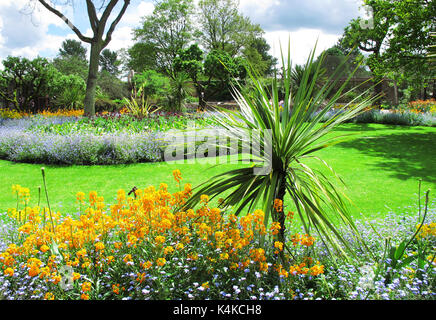 I giardini paesaggistici a Cotswold Wildlife Park vicino a Burford, Oxfordshire. Foto Stock