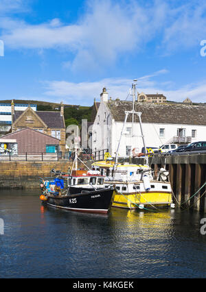 Dh Stromness Harbour STROMNESS ORKNEY scozzese barche da pesca a fianco di harbor quay Orcadi Scozia barca Foto Stock