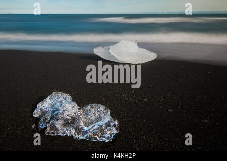 Famosa spiaggia di Diamante, noto anche come spiaggia di ghiaccio, a Jökulsárlón. Foto Stock