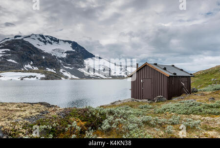 Casa in legno o rifugio al famoso County road 55. montagna più alta strada in Norvegia, parte del national itinerario turistico Foto Stock