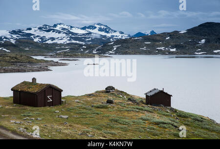 Case di legno presso la famosa County road 55. montagna più alta strada in Norvegia, parte del national itinerario turistico Foto Stock