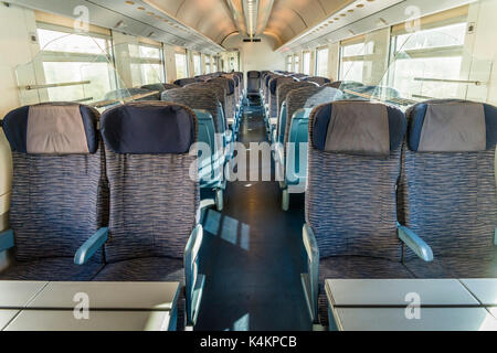 Vuoto di trasporto ferroviario di passeggeri Trasporto file di sedili con prospettiva dimishing Foto Stock