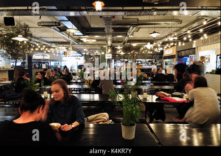 Le persone al centro di Aarhus mercato alimentare ad Aarhus in Danimarca. Foto Stock