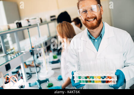 Ritratto di giovane scienziato che pongono in laboratorio Foto Stock