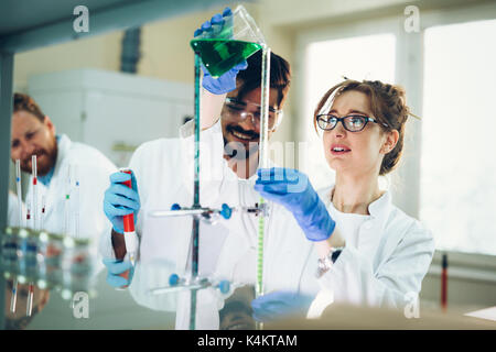 I giovani studenti di chimica lavora in laboratorio Foto Stock