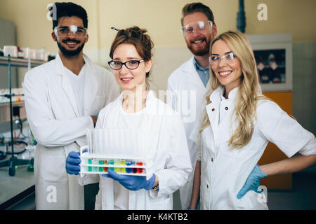 Un gruppo di giovani scienziati di successo in posa per la fotocamera Foto Stock