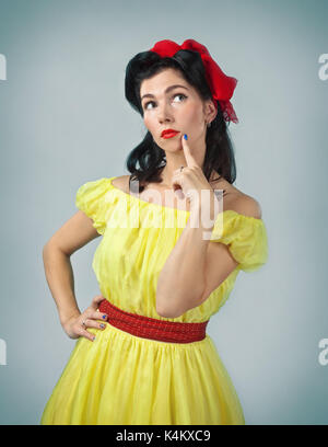 Bella donna di pin up con perfetto stile di capelli e make up.espressivo delle espressioni facciali. Foto Stock