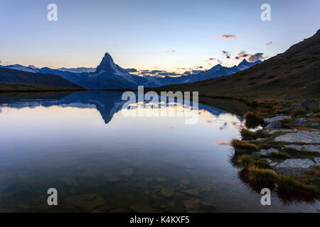 Il Cervino riflesso in stellisee al tramonto. zermatt cantone del Vallese pennine svizzera Foto Stock