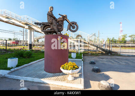 Okulovka, Russia - agosto 17, 2017: monumento al famoso cantante russo Victor tsoi. Victor tsoi (1962-1990) era un musicista sovietico, cantautore, e Foto Stock