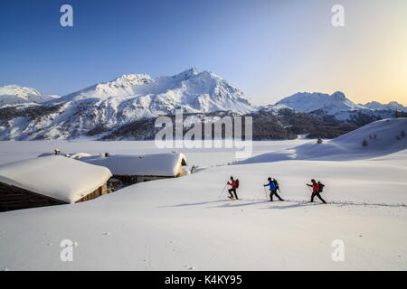 Escursioni su racchette da neve con Piz da la margna sullo sfondo, spluga, Svizzera Foto Stock