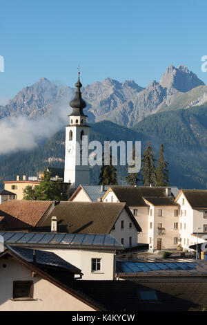 Cielo blu sul villaggio alpino di ftan circondato da picchi rocciosi inn distretto cantone dei Grigioni engadina Svizzera Europa Foto Stock