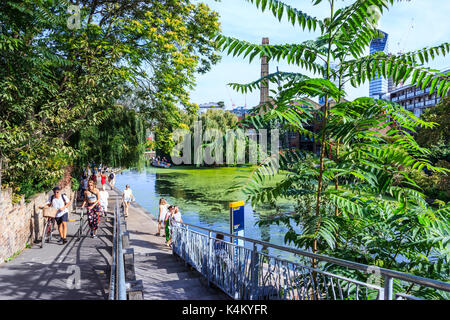 Passi verso il basso al Regent's Canal da Danbury Street, Islington, London, Regno Unito Foto Stock