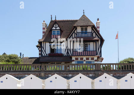 Francia, Calvados (14), Cabourg, villa de la Promenade Marcel Proust // Francia, Calvados, Cabourg, villa sul lungomare Marcel Proust e cabine spiaggia Foto Stock