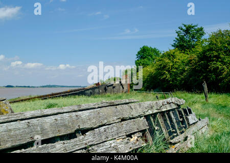Chiatte distrutto nei pressi del villaggio di purton gloucestershire, sulle rive del fiume Severn Foto Stock
