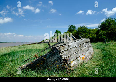 Chiatte distrutto nei pressi del villaggio di Purton Gloucestershire, sulle rive del fiume Severn Foto Stock