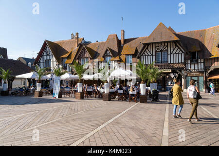 Francia, Calvados (14), Deauville, terrasse de café sur la Place du Marché // Francia, Calvados, Deauville, caffè terrazza sulla piazza del mercato Foto Stock