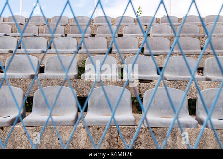 Vecchia scuola terrazze e posti a sedere su uno stadio di calcio Foto Stock