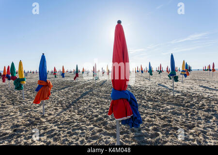 Francia, Calvados (14), Deauville, les parasols de la plage de Deauville // Francia, Calvados, Deauville, gli ombrelloni di Deauville Foto Stock