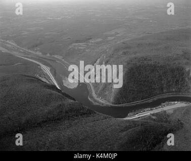 Vista aerea del fiume Delaware al Delaware Water Gap, aprile 1965, Pennsylvania new jersey confine Foto Stock